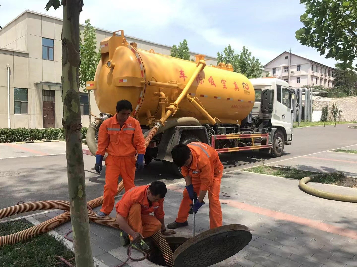 利通管道疏通车停在窨井附近