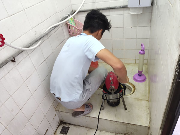 利通管道堵塞冒臭气 专业师傅现场解决问题
