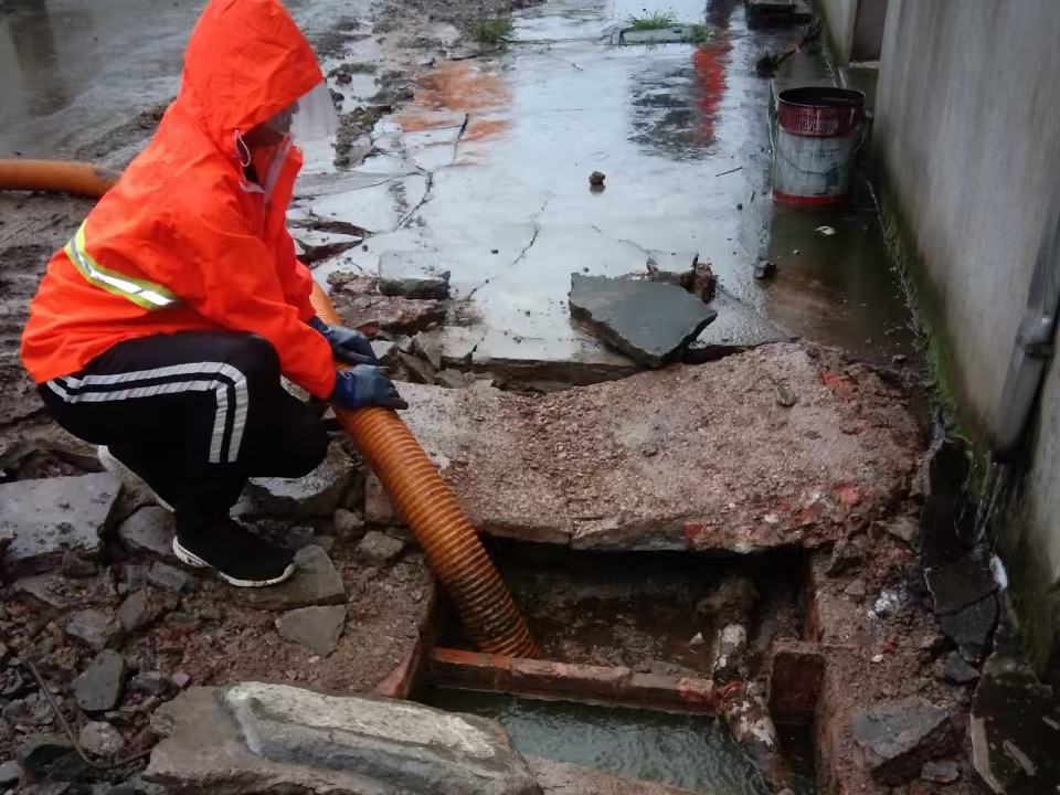 利通专业清理污水池 炜誉市政以规范流程守护城市 “肠道”